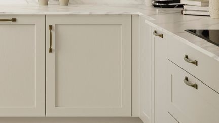 Corner unit with handles