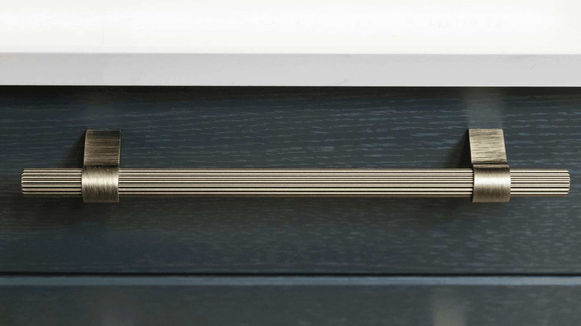 Kitchen with modern fluted texture bar handle