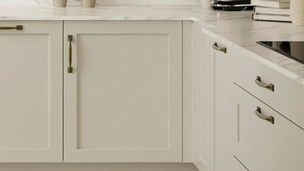 Corner unit with handles