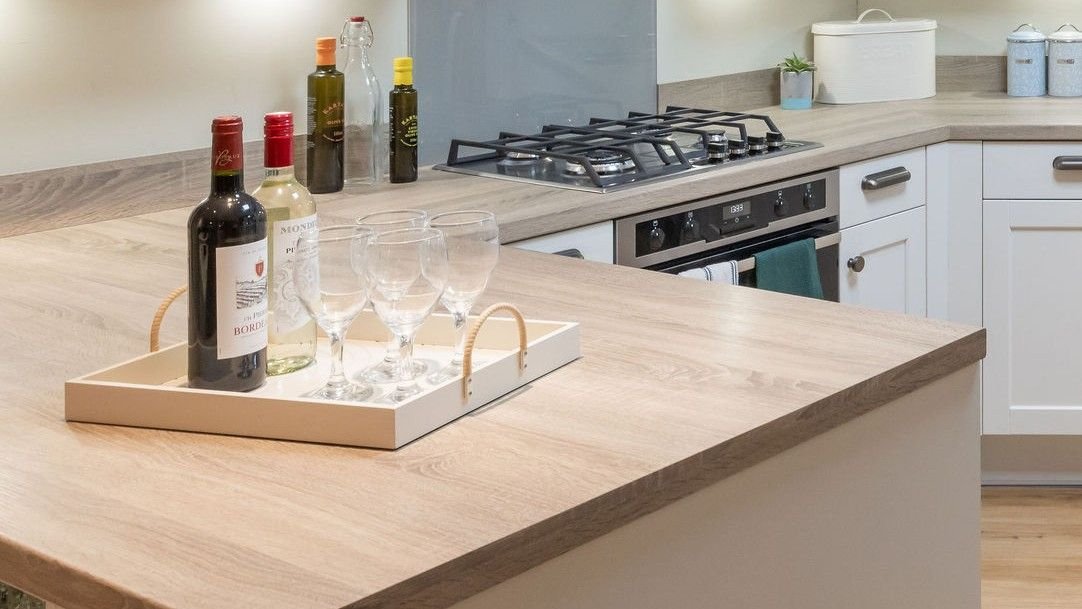 Kitchen with 38mm Sonoma Oak laminate worktop