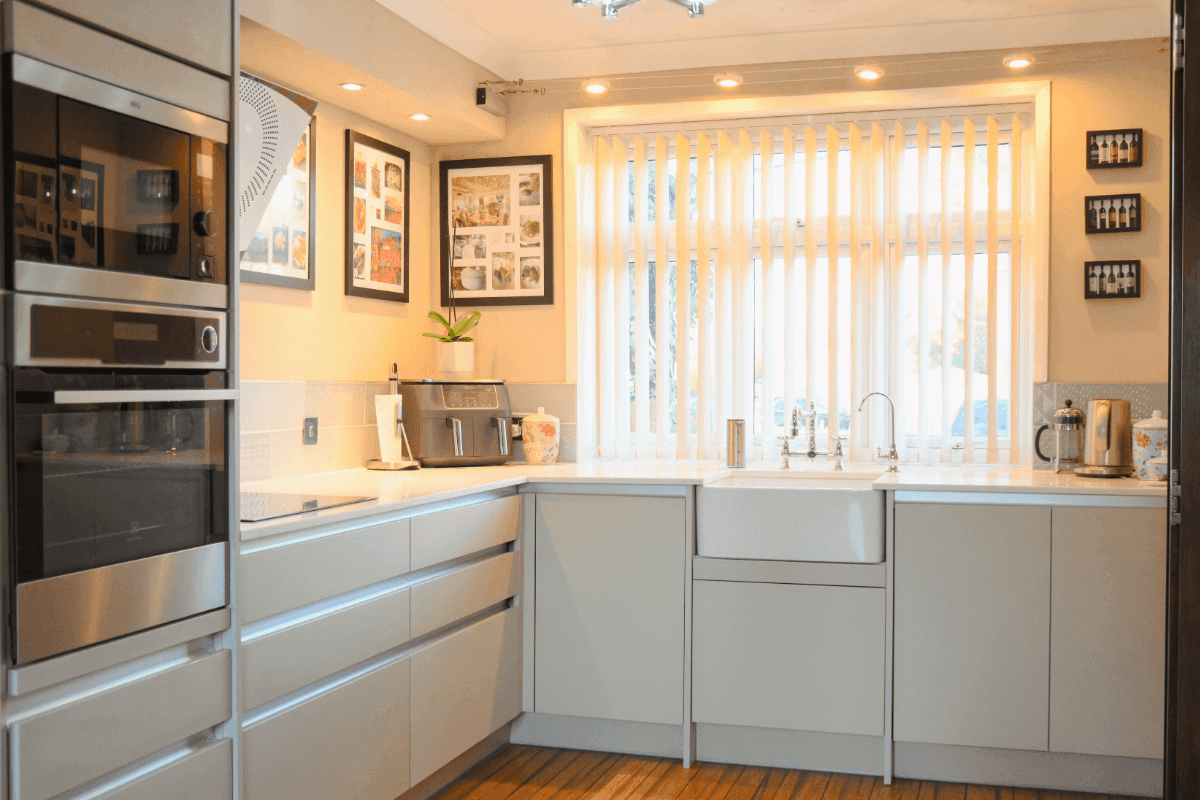 Handleless matt cashmere kitchen with belfast sink