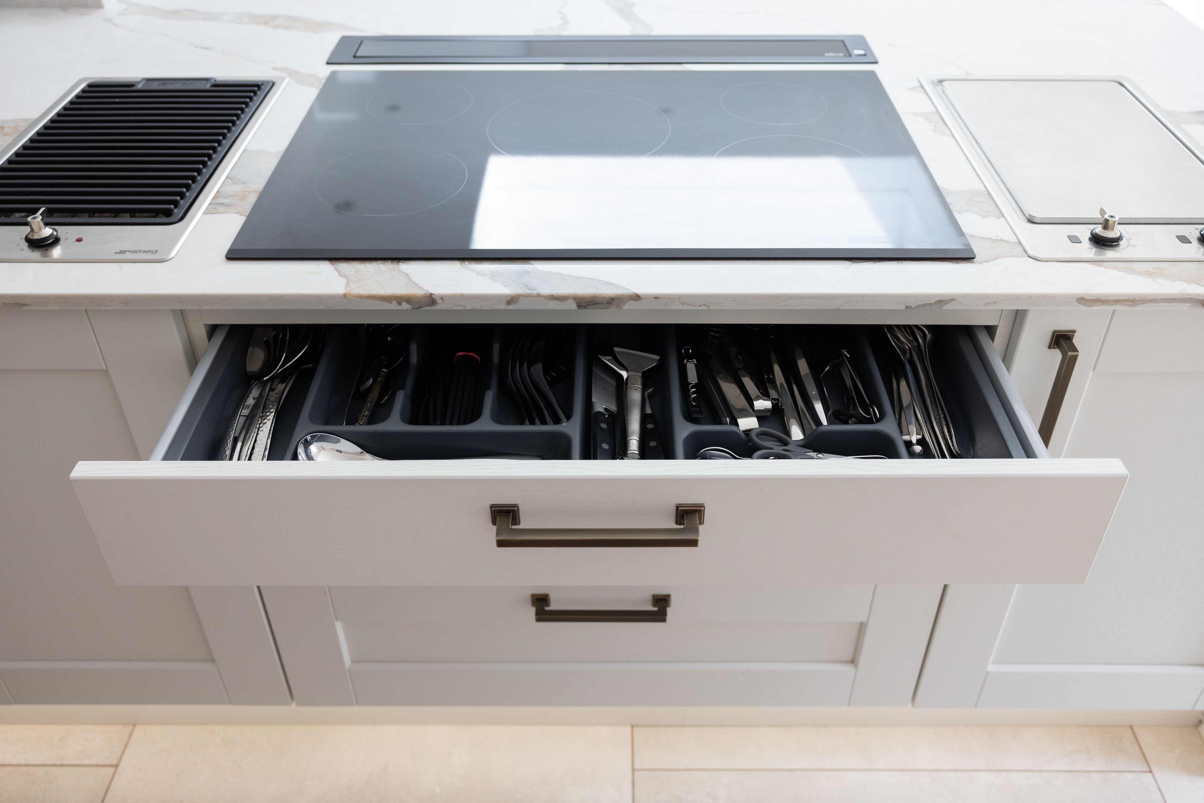 Hob with drawer pack underneath showing cutlery tray insert