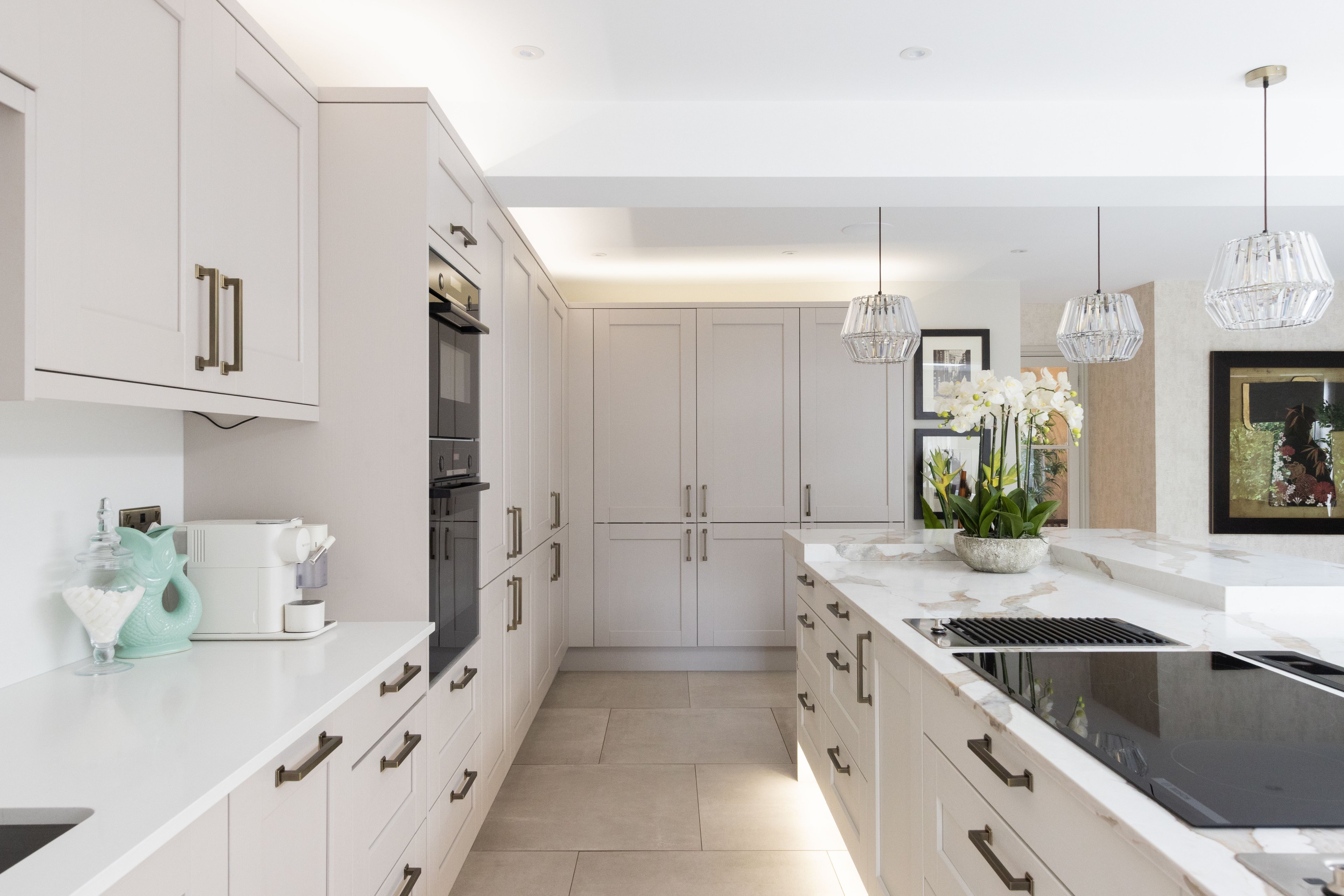Shaker style kitchen with Maine Cashmere doors