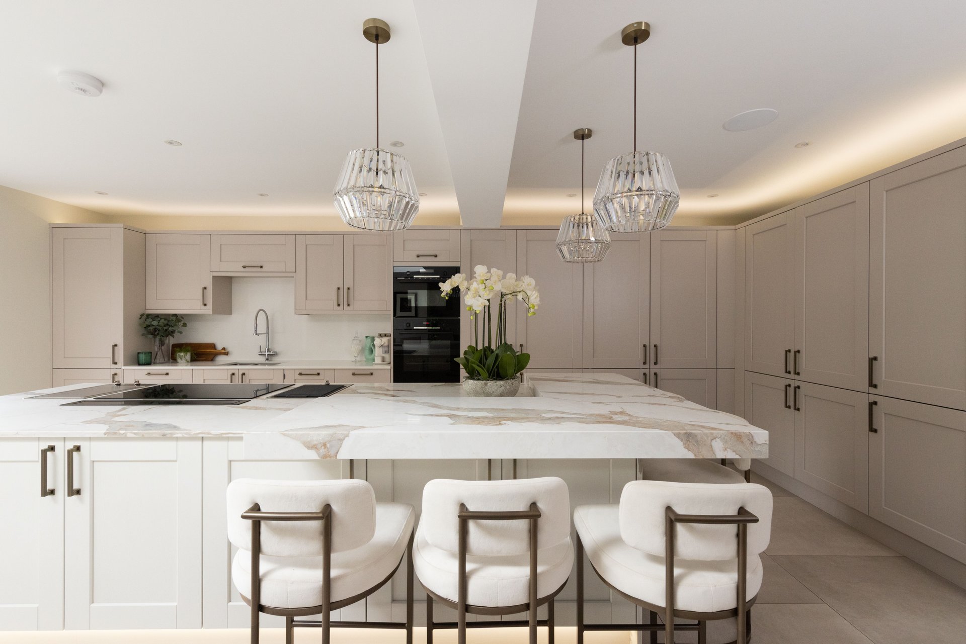 Shaker style kitchen with Maine Cashmere doors and large island