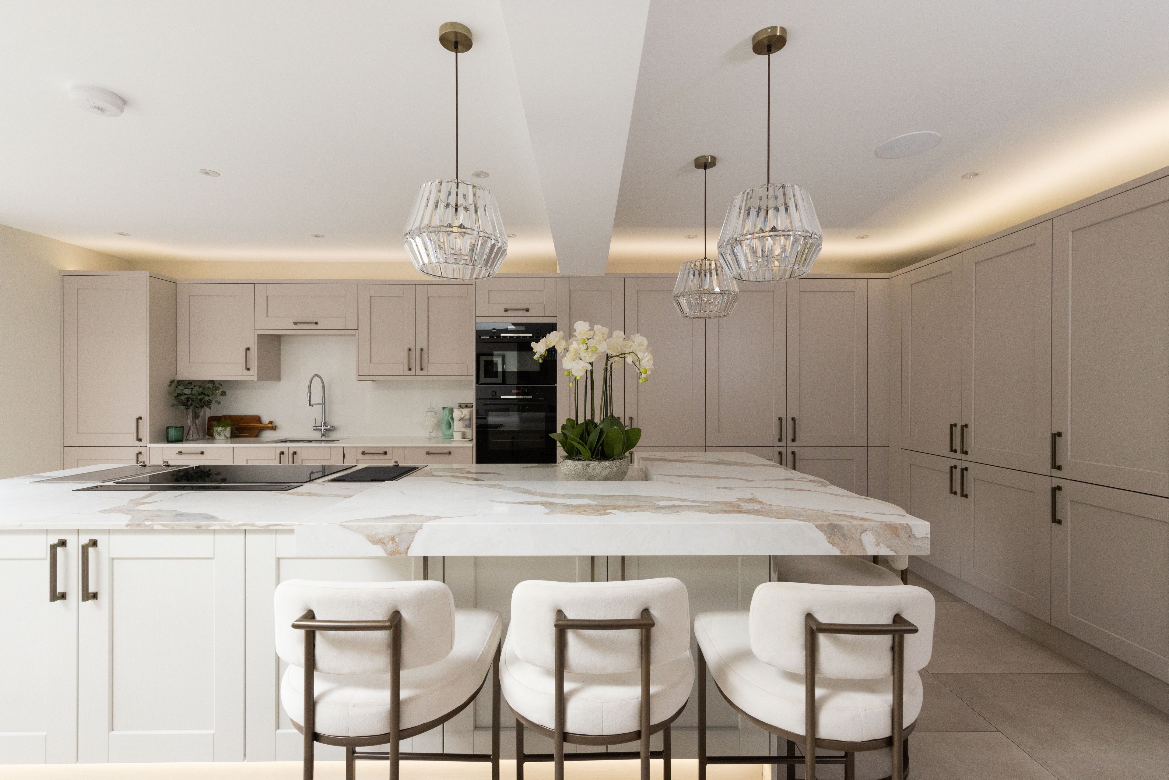 Shaker style kitchen with Maine Cashmere doors and large island
