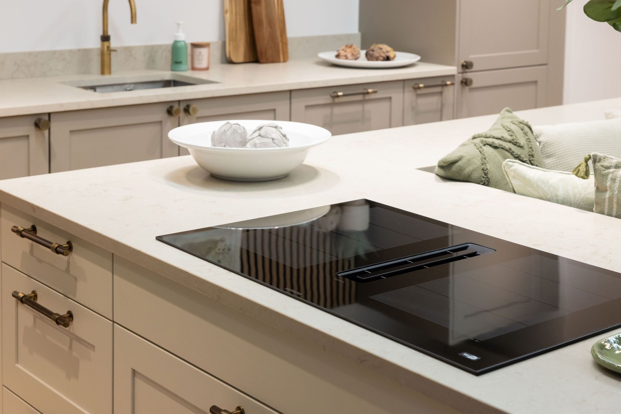 Kitchen with downdraft extractor hob