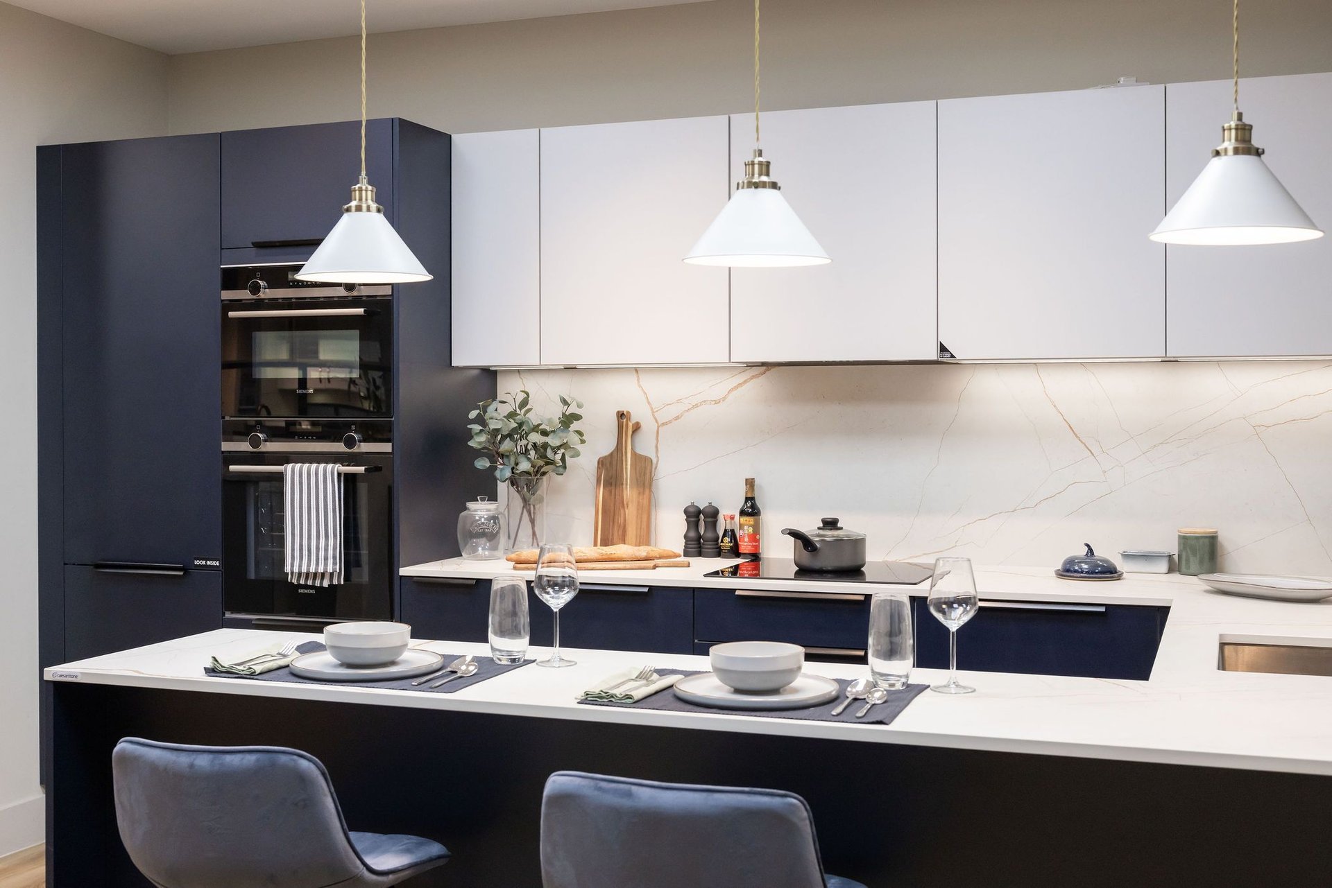 Kitchen with pendant lighting over the peninsular breakfast bar